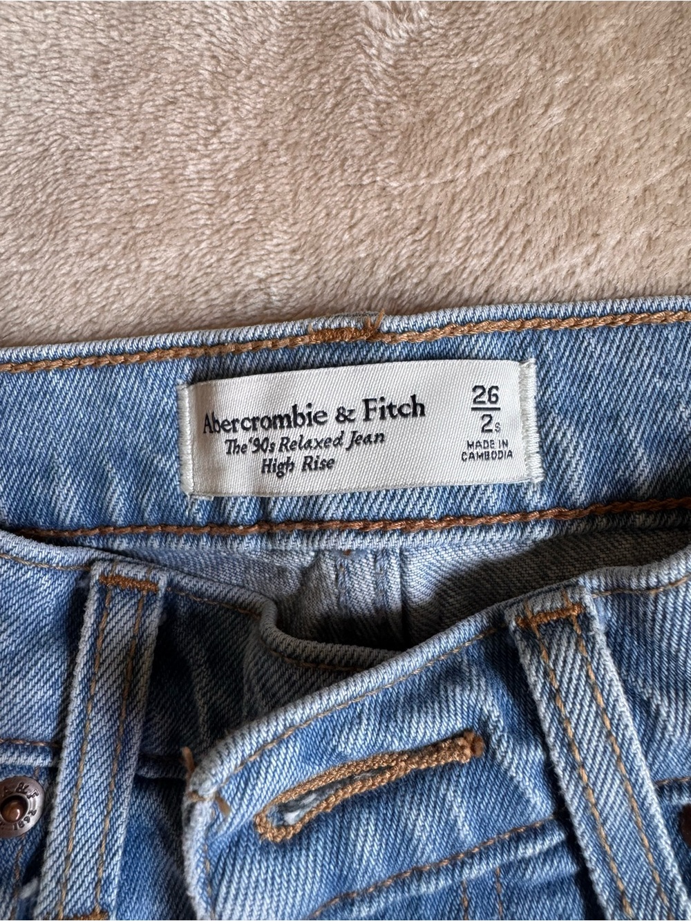 A&F The ‘90s Relaxed High Rise Light Wash Jeans 2S - Picture 2 of 2